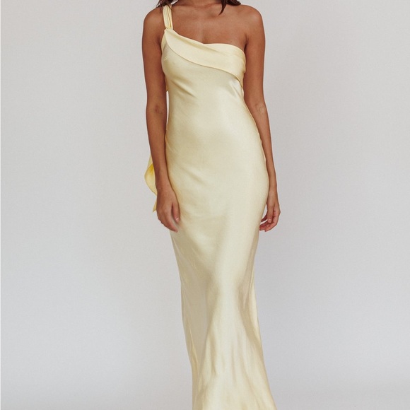 Selfie Leslie- Carmel One-Shoulder Sash Maxi Dress Butter yellow - Picture 2 of 3